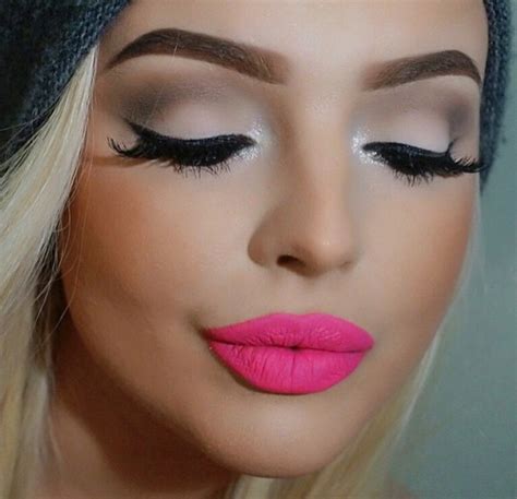 bright pink lipstick makeup looks.